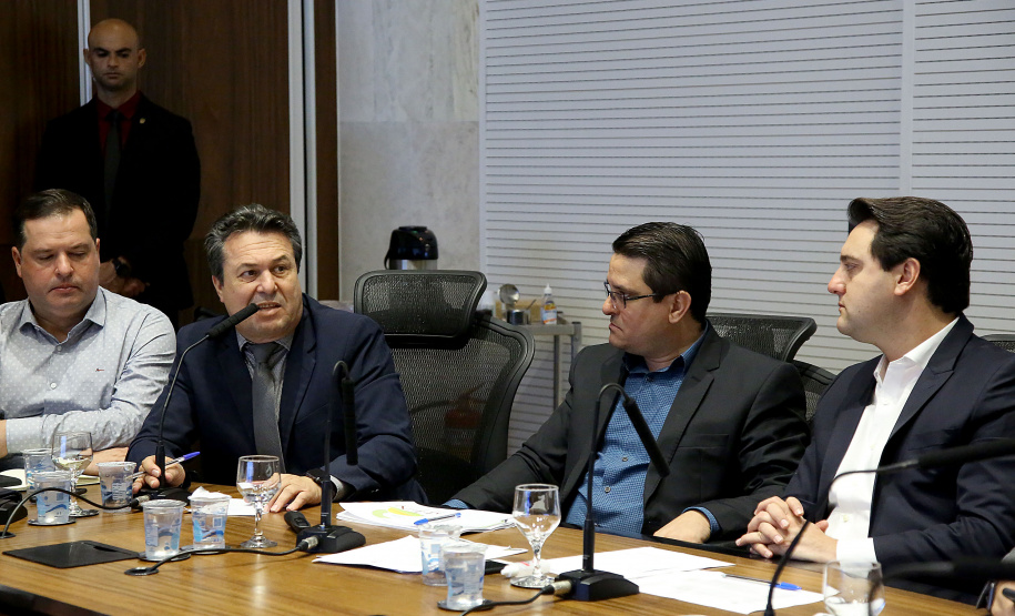 O governador Carlos Massa Ratinho Junior recebeu nesta segunda-feira (20), no Palácio Iguaçu, os prefeitos da região do extremo Noroeste do Paraná, municípios que integram o Consórcio Intermunicipal da APA Federal do Noroeste do Paraná (Comafen). Foto: Jaelson Lucas/ANPr