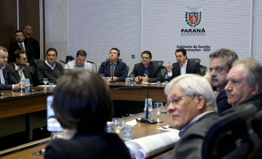 O governador Carlos Massa Ratinho Junior recebeu nesta segunda-feira (20), no Palácio Iguaçu, os prefeitos da região do extremo Noroeste do Paraná, municípios que integram o Consórcio Intermunicipal da APA Federal do Noroeste do Paraná (Comafen). Foto: Jaelson Lucas/ANPr