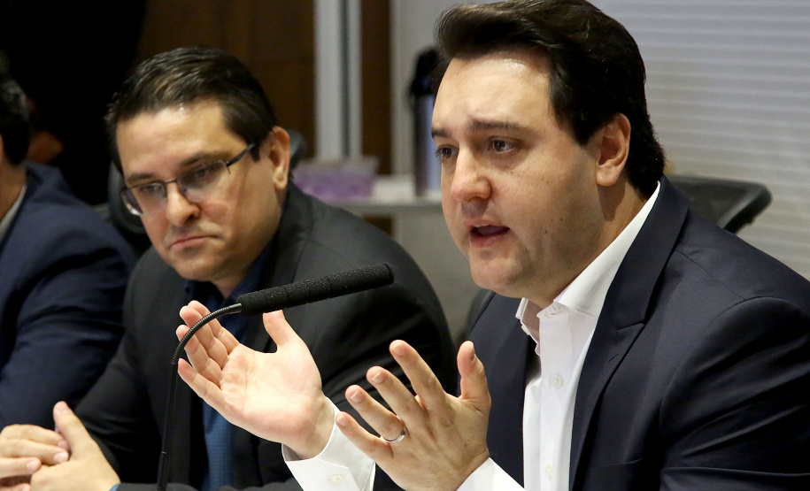 O governador Carlos Massa Ratinho Junior recebeu nesta segunda-feira (20), no Palácio Iguaçu, os prefeitos da região do extremo Noroeste do Paraná, municípios que integram o Consórcio Intermunicipal da APA Federal do Noroeste do Paraná (Comafen). Foto: Jaelson Lucas/ANPr