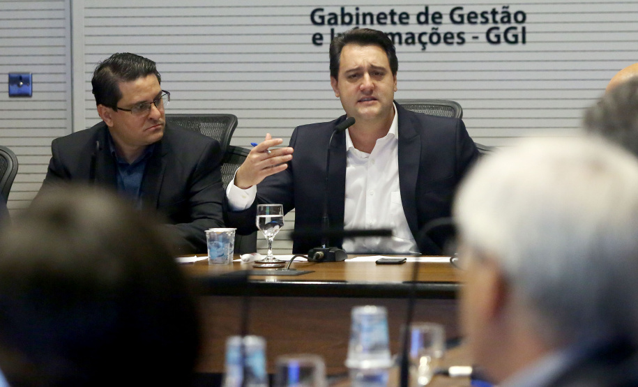 O governador Carlos Massa Ratinho Junior recebeu nesta segunda-feira (20), no Palácio Iguaçu, os prefeitos da região do extremo Noroeste do Paraná, municípios que integram o Consórcio Intermunicipal da APA Federal do Noroeste do Paraná (Comafen). Foto: Jaelson Lucas/ANPr