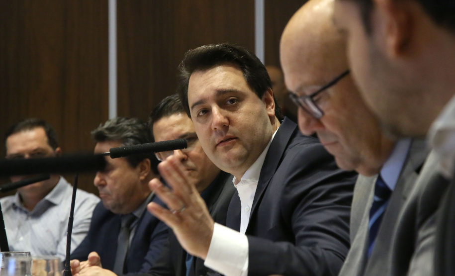 O governador Carlos Massa Ratinho Junior recebeu nesta segunda-feira (20), no Palácio Iguaçu, os prefeitos da região do extremo Noroeste do Paraná, municípios que integram o Consórcio Intermunicipal da APA Federal do Noroeste do Paraná (Comafen). Foto: Jaelson Lucas/ANPr