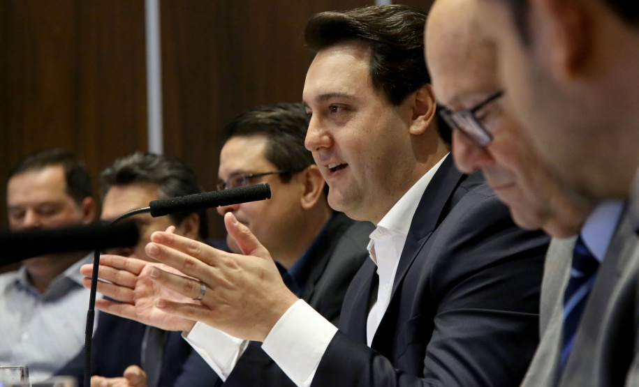 O governador Carlos Massa Ratinho Junior recebeu nesta segunda-feira (20), no Palácio Iguaçu, os prefeitos da região do extremo Noroeste do Paraná, municípios que integram o Consórcio Intermunicipal da APA Federal do Noroeste do Paraná (Comafen). Foto: Jaelson Lucas/ANPr