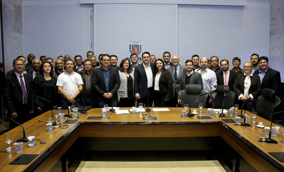 O governador Carlos Massa Ratinho Junior recebeu nesta segunda-feira (20), no Palácio Iguaçu, os prefeitos da região do extremo Noroeste do Paraná, municípios que integram o Consórcio Intermunicipal da APA Federal do Noroeste do Paraná (Comafen). Foto: Jaelson Lucas/ANPr