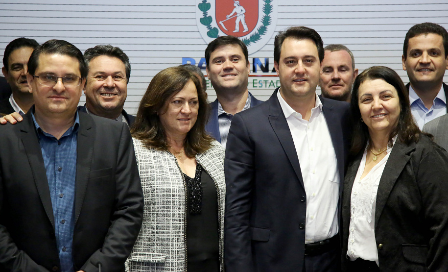 O governador Carlos Massa Ratinho Junior recebeu nesta segunda-feira (20), no Palácio Iguaçu, os prefeitos da região do extremo Noroeste do Paraná, municípios que integram o Consórcio Intermunicipal da APA Federal do Noroeste do Paraná (Comafen). Foto: Jaelson Lucas/ANPr