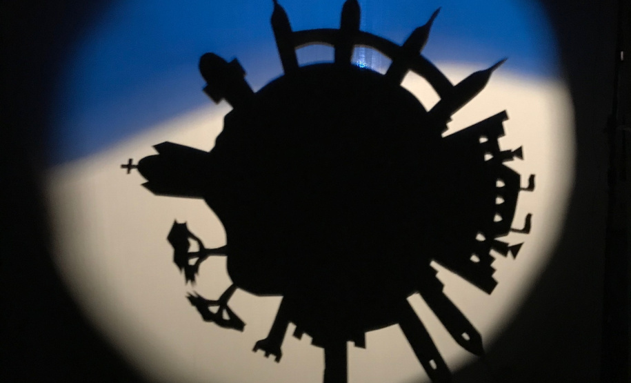 A partir desta terça-feira, dia 21 de maio até 2 de junho, o Museu Paranaense será palco para a história do cientista Albert Einstein com o teatro de sombras “Jovem Einstein vê o mundo”, da Companhia Karagozwk. As apresentações ocorrem duas vezes ao dia: terça a sexta, 10h e 14h; sábado e domingo, 10h e 12h, no auditório Loureiro Fernandes. A entrada é gratuita. Foto:Harlequin Produções/ Divulgação SECC