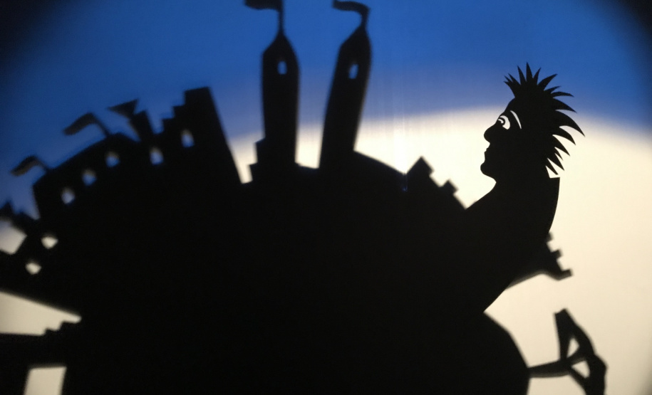 A partir desta terça-feira, dia 21 de maio até 2 de junho, o Museu Paranaense será palco para a história do cientista Albert Einstein com o teatro de sombras “Jovem Einstein vê o mundo”, da Companhia Karagozwk. As apresentações ocorrem duas vezes ao dia: terça a sexta, 10h e 14h; sábado e domingo, 10h e 12h, no auditório Loureiro Fernandes. A entrada é gratuita. Foto:Harlequin Produções/ Divulgação SECC