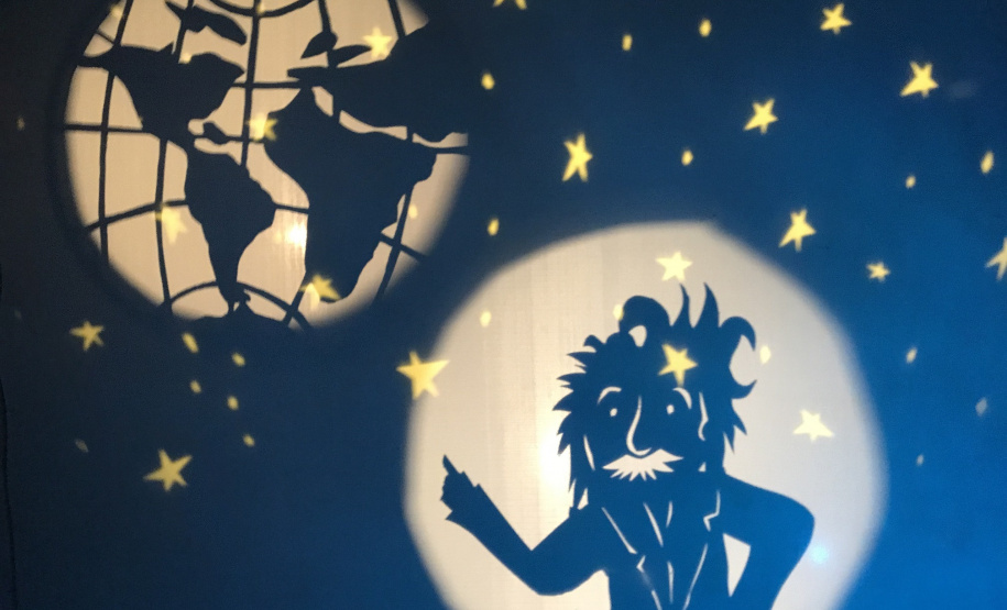 A partir desta terça-feira, dia 21 de maio até 2 de junho, o Museu Paranaense será palco para a história do cientista Albert Einstein com o teatro de sombras “Jovem Einstein vê o mundo”, da Companhia Karagozwk. As apresentações ocorrem duas vezes ao dia: terça a sexta, 10h e 14h; sábado e domingo, 10h e 12h, no auditório Loureiro Fernandes. A entrada é gratuita. Foto:Harlequin Produções/ Divulgação SECC