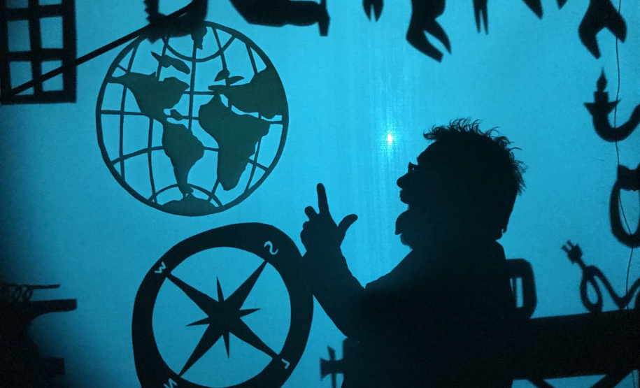 A partir desta terça-feira, dia 21 de maio até 2 de junho, o Museu Paranaense será palco para a história do cientista Albert Einstein com o teatro de sombras “Jovem Einstein vê o mundo”, da Companhia Karagozwk. As apresentações ocorrem duas vezes ao dia: terça a sexta, 10h e 14h; sábado e domingo, 10h e 12h, no auditório Loureiro Fernandes. A entrada é gratuita. Foto:Harlequin Produções/ Divulgação SECC