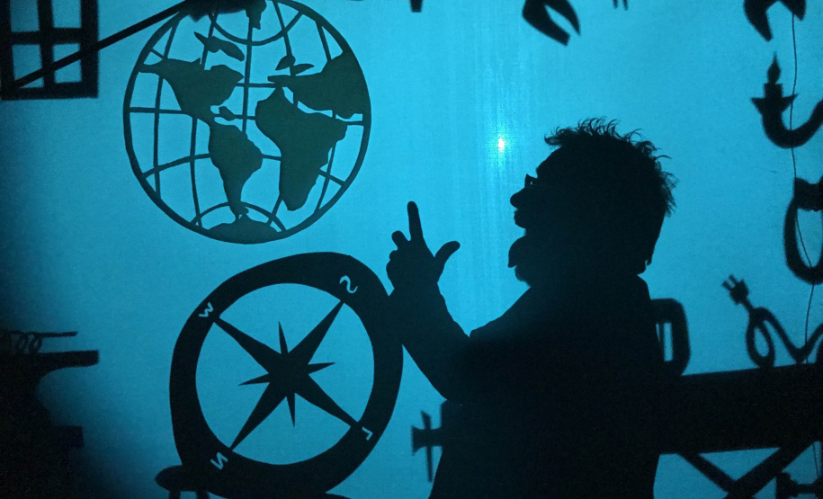 A partir desta terça-feira, dia 21 de maio até 2 de junho, o Museu Paranaense será palco para a história do cientista Albert Einstein com o teatro de sombras “Jovem Einstein vê o mundo”, da Companhia Karagozwk. As apresentações ocorrem duas vezes ao dia: terça a sexta, 10h e 14h; sábado e domingo, 10h e 12h, no auditório Loureiro Fernandes. A entrada é gratuita. Foto:Harlequin Produções/ Divulgação SECC