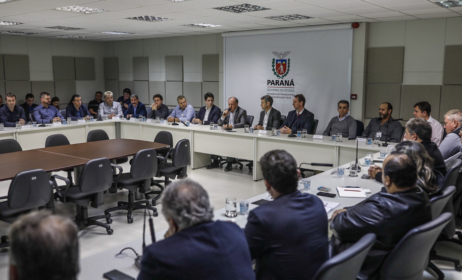 A Coordenação da Região Metropolitana de Curitiba (Comec) realizou nesta segunda-feira (20) um encontro com prefeitos, vice-prefeitos e secretários de 25 municípios da RMC para apresentar as principais ações realizadas desde o início deste ano e o planejamento para os próximos meses. O secretário do Desenvolvimento Urbano e de Obras Públicas do Paraná, João Carlos Ortega, abriu o encontro.Foto: Maurilio Cheli/Comec
