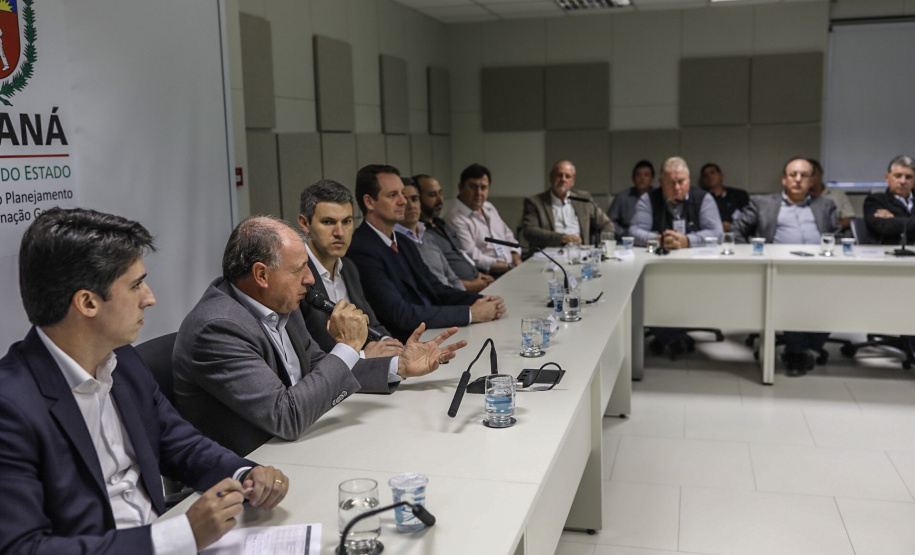 A Coordenação da Região Metropolitana de Curitiba (Comec) realizou nesta segunda-feira (20) um encontro com prefeitos, vice-prefeitos e secretários de 25 municípios da RMC para apresentar as principais ações realizadas desde o início deste ano e o planejamento para os próximos meses. O secretário do Desenvolvimento Urbano e de Obras Públicas do Paraná, João Carlos Ortega, abriu o encontro.Foto: Maurilio Cheli/Comec