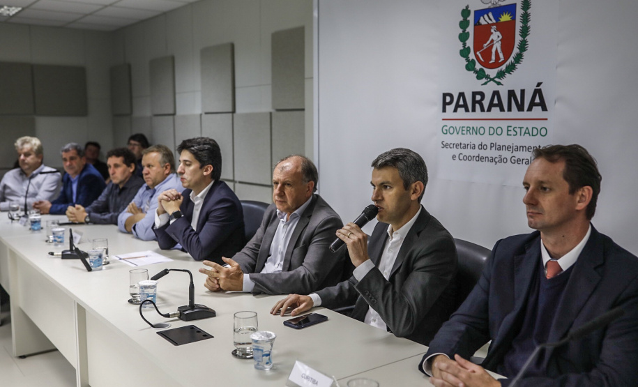 A Coordenação da Região Metropolitana de Curitiba (Comec) realizou nesta segunda-feira (20) um encontro com prefeitos, vice-prefeitos e secretários de 25 municípios da RMC para apresentar as principais ações realizadas desde o início deste ano e o planejamento para os próximos meses. O secretário do Desenvolvimento Urbano e de Obras Públicas do Paraná, João Carlos Ortega, abriu o encontro.Foto: Maurilio Cheli/Comec