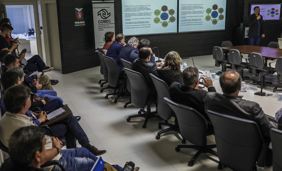 A Coordenação da Região Metropolitana de Curitiba (Comec) realizou nesta segunda-feira (20) um encontro com prefeitos, vice-prefeitos e secretários de 25 municípios da RMC para apresentar as principais ações realizadas desde o início deste ano e o planejamento para os próximos meses. O secretário do Desenvolvimento Urbano e de Obras Públicas do Paraná, João Carlos Ortega, abriu o encontro.Foto: Maurilio Cheli/Comec