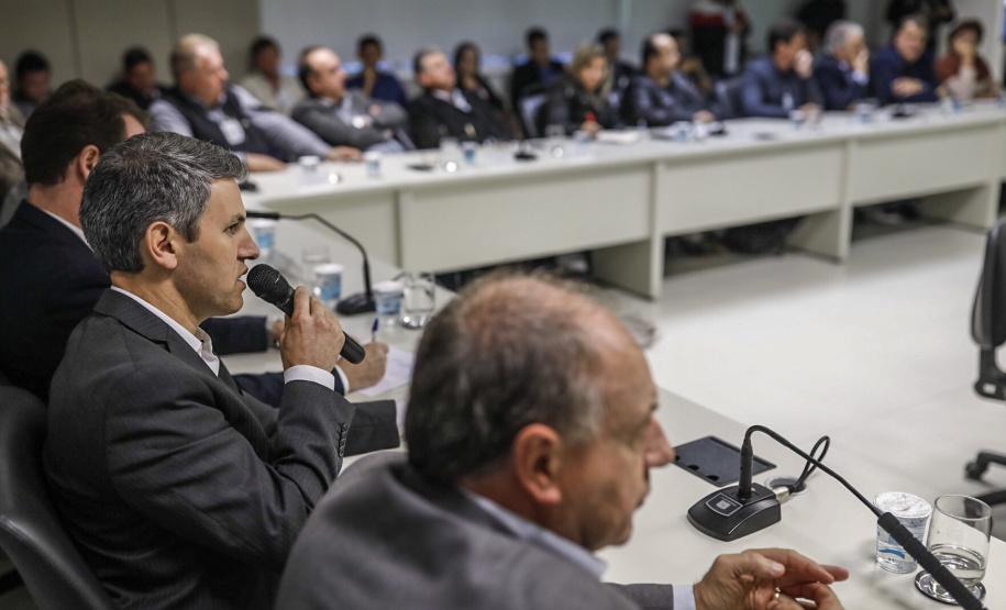 A Coordenação da Região Metropolitana de Curitiba (Comec) realizou nesta segunda-feira (20) um encontro com prefeitos, vice-prefeitos e secretários de 25 municípios da RMC para apresentar as principais ações realizadas desde o início deste ano e o planejamento para os próximos meses. O secretário do Desenvolvimento Urbano e de Obras Públicas do Paraná, João Carlos Ortega, abriu o encontro.Foto: Maurilio Cheli/Comec