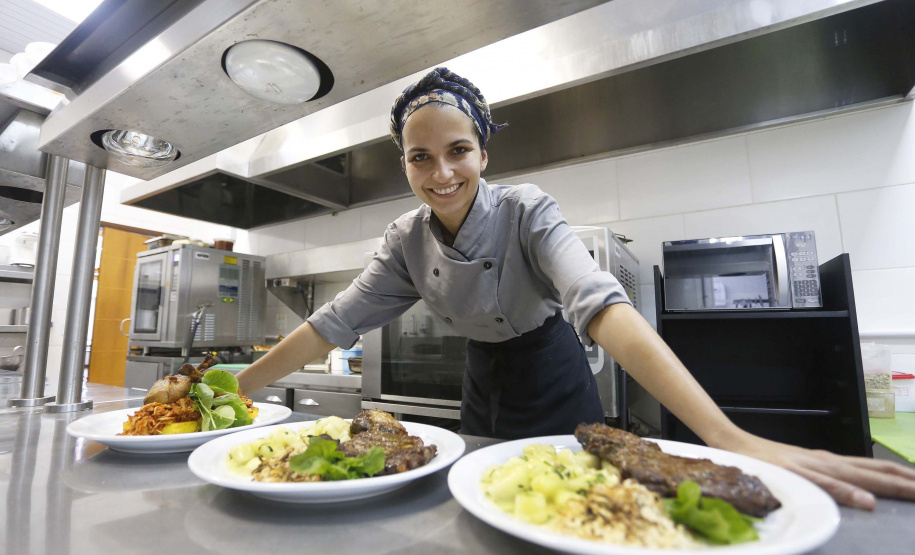 Vinícula Araucária, em São José dos Pinhais. N/F: Tais Almeida, chef da vinícula.São José dos Pinhais, 26-04-19.Foro: Arnaldo Alves / ANPr.