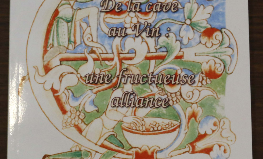 Cave Colinas de Pedra, em Piraquara. N/F: livro francês onde foi publicado artigo sobre a Cave.Piraquara, 30-04-19.Foto: Arnaldo Alves / ANPr.