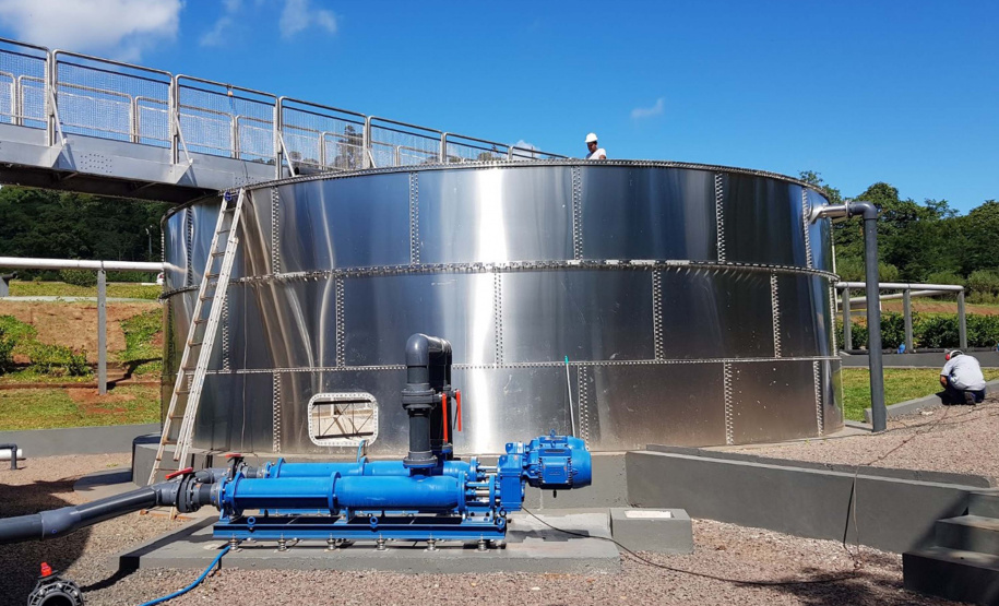 Estão em andamento as obras de implantação de um novo modelo de estação de tratamento de esgoto na cidade de Matelândia, no Oeste do Paraná. A opção por uma estrutura modular oferece a vantagem de ter uma implantação mais rápida e de permitir a ampliação da capacidade de tratamento de acordo com a necessidade do sistema. A obra deve ser concluída até setembro deste ano. O investimento é de R$ 4 milhões. Foto: Sanepar