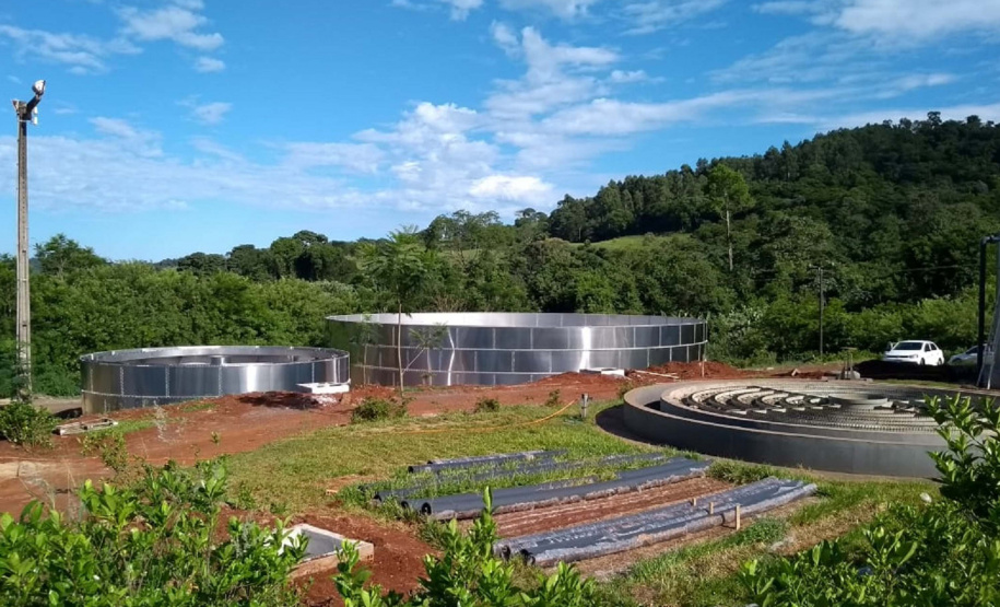 Estão em andamento as obras de implantação de um novo modelo de estação de tratamento de esgoto na cidade de Matelândia, no Oeste do Paraná. A opção por uma estrutura modular oferece a vantagem de ter uma implantação mais rápida e de permitir a ampliação da capacidade de tratamento de acordo com a necessidade do sistema. A obra deve ser concluída até setembro deste ano. O investimento é de R$ 4 milhões. Foto: Sanepar