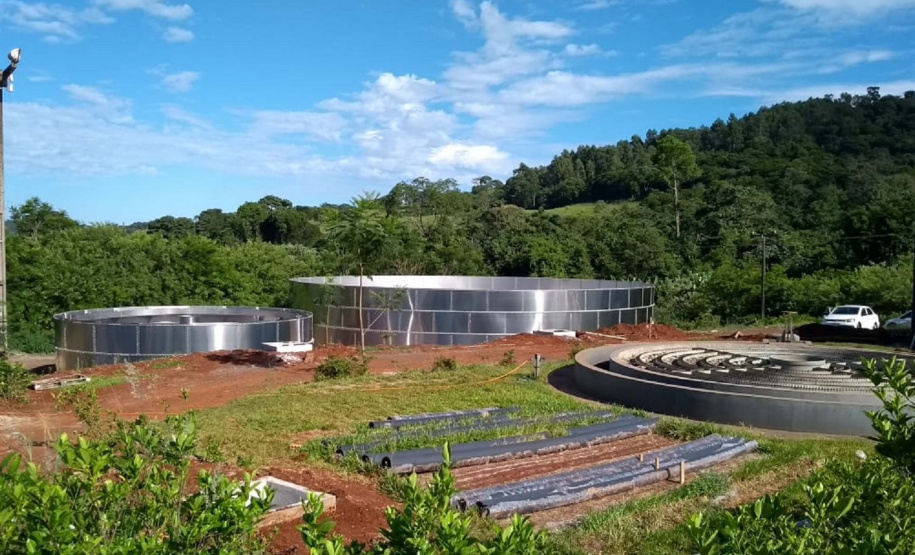 Estão em andamento as obras de implantação de um novo modelo de estação de tratamento de esgoto na cidade de Matelândia, no Oeste do Paraná. A opção por uma estrutura modular oferece a vantagem de ter uma implantação mais rápida e de permitir a ampliação da capacidade de tratamento de acordo com a necessidade do sistema. A obra deve ser concluída até setembro deste ano. O investimento é de R$ 4 milhões. Foto: Sanepar
