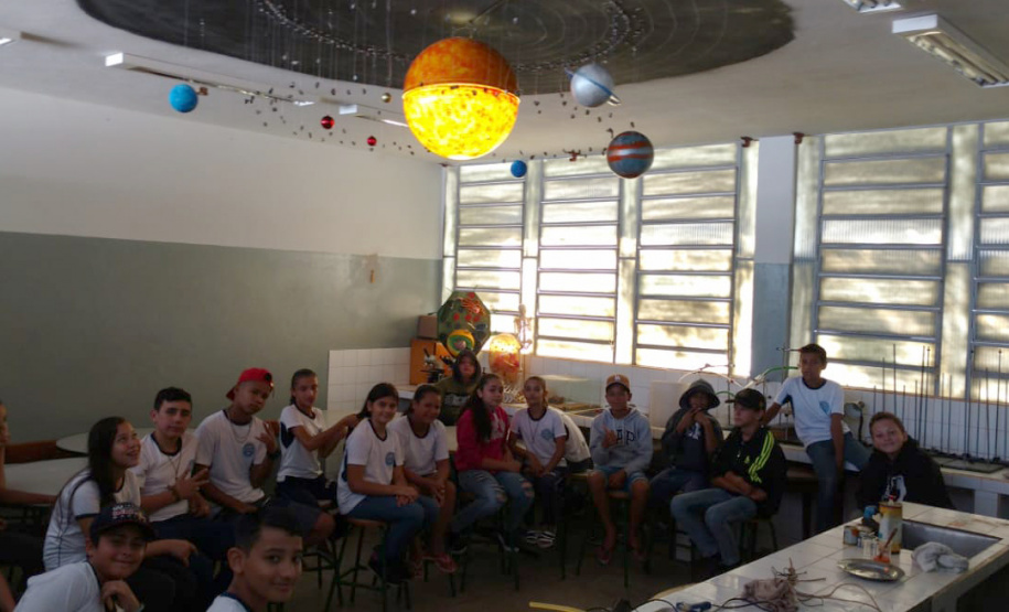 A curiosidade dos alunos do Ensino Fundamental do Colégio Estadual Humberto de Campos, em Querência do Norte, no Noroeste do Estado, despertou no professor de Ciências Tiago Rafael Davies uma ideia que mudou a maneira de ensinar os conteúdos da disciplina. Com um pouco de criatividade e alguns materiais reciclados ele montou um modelo do Sistema Solar no laboratório da escola. Foto: Divulgação/SEED