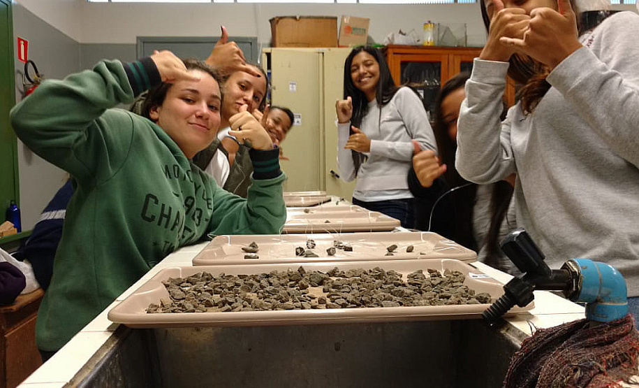 A curiosidade dos alunos do Ensino Fundamental do Colégio Estadual Humberto de Campos, em Querência do Norte, no Noroeste do Estado, despertou no professor de Ciências Tiago Rafael Davies uma ideia que mudou a maneira de ensinar os conteúdos da disciplina. Com um pouco de criatividade e alguns materiais reciclados ele montou um modelo do Sistema Solar no laboratório da escola. Foto: Divulgação/SEED
