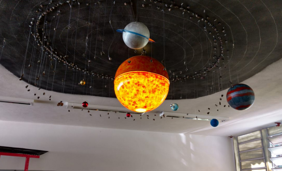 A curiosidade dos alunos do Ensino Fundamental do Colégio Estadual Humberto de Campos, em Querência do Norte, no Noroeste do Estado, despertou no professor de Ciências Tiago Rafael Davies uma ideia que mudou a maneira de ensinar os conteúdos da disciplina. Com um pouco de criatividade e alguns materiais reciclados ele montou um modelo do Sistema Solar no laboratório da escola. Foto: Divulgação/SEED