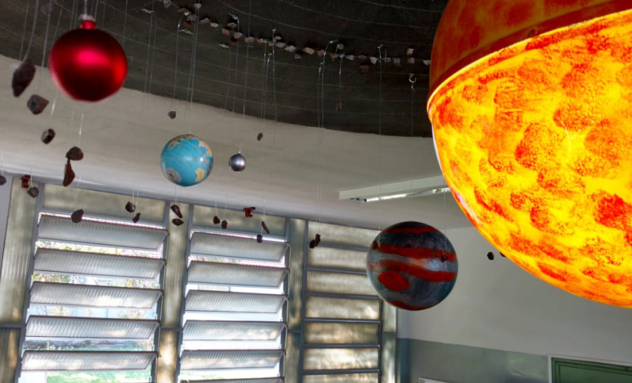 A curiosidade dos alunos do Ensino Fundamental do Colégio Estadual Humberto de Campos, em Querência do Norte, no Noroeste do Estado, despertou no professor de Ciências Tiago Rafael Davies uma ideia que mudou a maneira de ensinar os conteúdos da disciplina. Com um pouco de criatividade e alguns materiais reciclados ele montou um modelo do Sistema Solar no laboratório da escola. Foto: Divulgação/SEED