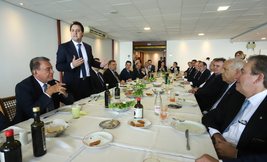 O governador Carlos Massa Ratinho Junior realizou nesta terça-feira (21) o segundo encontro com a bancada do Paraná em Brasília. Os três senadores e deputados federais participaram da reunião que aconteceu logo após o Paraná Day, evento organizado pelo Governo do Estado para apresentar oportunidades de negócios a diplomatas e empresários. Foto: Rodrigo Feliz Leal/ANPr