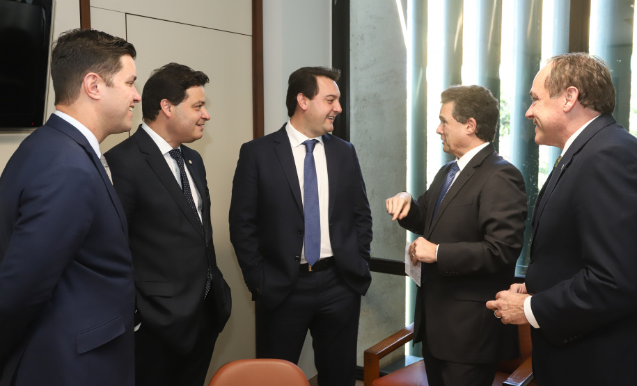 O governador Carlos Massa Ratinho Junior realizou nesta terça-feira (21) o segundo encontro com a bancada do Paraná em Brasília. Os três senadores e deputados federais participaram da reunião que aconteceu logo após o Paraná Day, evento organizado pelo Governo do Estado para apresentar oportunidades de negócios a diplomatas e empresários. Foto: Rodrigo Feliz Leal/ANPr