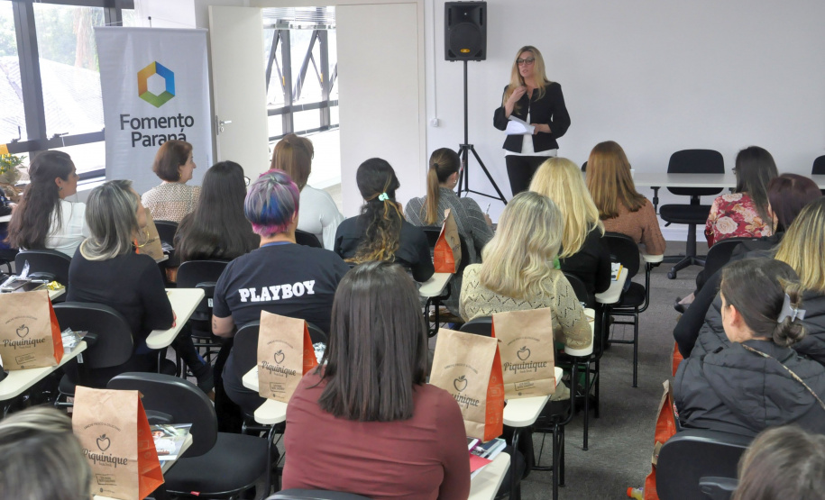 Empreendedoras participantes do Clube da Alice, um grupo de interesse criado em redes sociais em Curitiba que conta com cerca de 540 mil mulheres, assistiram a palestras no auditório da Fomento Paraná nesta terça-feira (21). Entre os assuntos apresentados, orientações sobre as linhas de baixo custo da instituição e dicas de como melhorar a presença nas mídias sociais. Foto: Wagner Vaneski/Fomento Paraná
