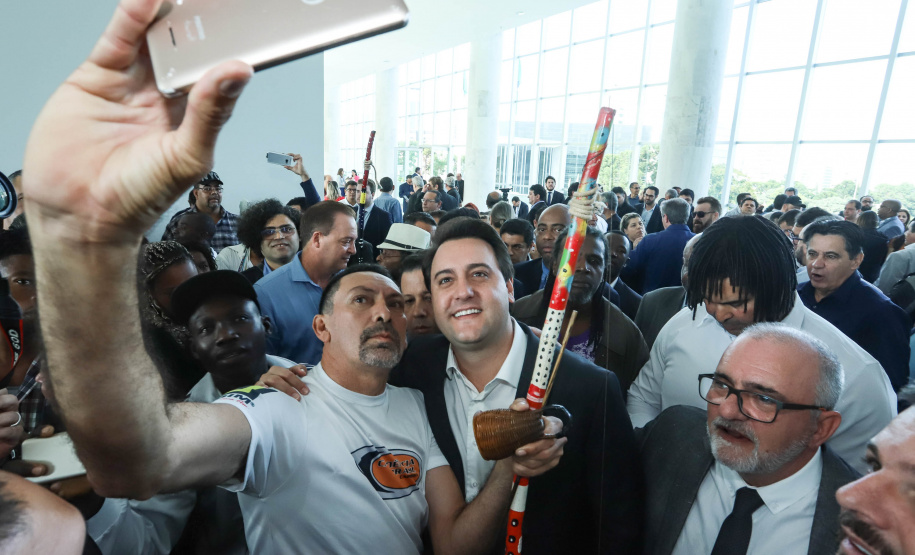 O governador Carlos Massa Ratinho Junior disse nesta quarta-feira (22), no lançamento oficial da Superintendência Geral de Diálogo e Interação Social (Sudis), que o Governo do Paraná está aberto ao diálogo e vai trabalhar diariamente para atender as demandas de todos os setores da sociedade, principalmente dos mais necessitados, em respeito ao compromisso com a construção de um Estado moderno e protetivo.Foto: Rodrigo Felix Leal/ANPr