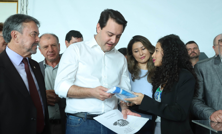 O governador Carlos Massa Ratinho Junior disse nesta quarta-feira (22), no lançamento oficial da Superintendência Geral de Diálogo e Interação Social (Sudis), que o Governo do Paraná está aberto ao diálogo e vai trabalhar diariamente para atender as demandas de todos os setores da sociedade, principalmente dos mais necessitados, em respeito ao compromisso com a construção de um Estado moderno e protetivo.Foto: Rodrigo Felix Leal/ANPr