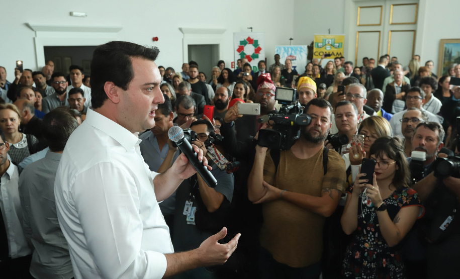 O governador Carlos Massa Ratinho Junior disse nesta quarta-feira (22), no lançamento oficial da Superintendência Geral de Diálogo e Interação Social (Sudis), que o Governo do Paraná está aberto ao diálogo e vai trabalhar diariamente para atender as demandas de todos os setores da sociedade, principalmente dos mais necessitados, em respeito ao compromisso com a construção de um Estado moderno e protetivo.Foto: Rodrigo Felix Leal/ANPr