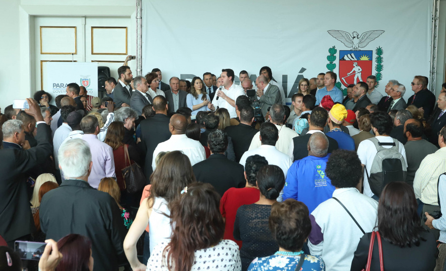 O governador Carlos Massa Ratinho Junior disse nesta quarta-feira (22), no lançamento oficial da Superintendência Geral de Diálogo e Interação Social (Sudis), que o Governo do Paraná está aberto ao diálogo e vai trabalhar diariamente para atender as demandas de todos os setores da sociedade, principalmente dos mais necessitados, em respeito ao compromisso com a construção de um Estado moderno e protetivo.Foto: Rodrigo Felix Leal/ANPr