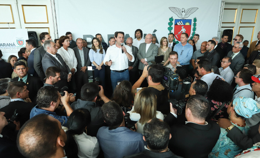 O governador Carlos Massa Ratinho Junior disse nesta quarta-feira (22), no lançamento oficial da Superintendência Geral de Diálogo e Interação Social (Sudis), que o Governo do Paraná está aberto ao diálogo e vai trabalhar diariamente para atender as demandas de todos os setores da sociedade, principalmente dos mais necessitados, em respeito ao compromisso com a construção de um Estado moderno e protetivo.Foto: Rodrigo Felix Leal/ANPr