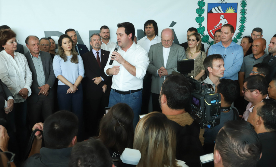 O governador Carlos Massa Ratinho Junior disse nesta quarta-feira (22), no lançamento oficial da Superintendência Geral de Diálogo e Interação Social (Sudis), que o Governo do Paraná está aberto ao diálogo e vai trabalhar diariamente para atender as demandas de todos os setores da sociedade, principalmente dos mais necessitados, em respeito ao compromisso com a construção de um Estado moderno e protetivo.Foto: Rodrigo Felix Leal/ANPr