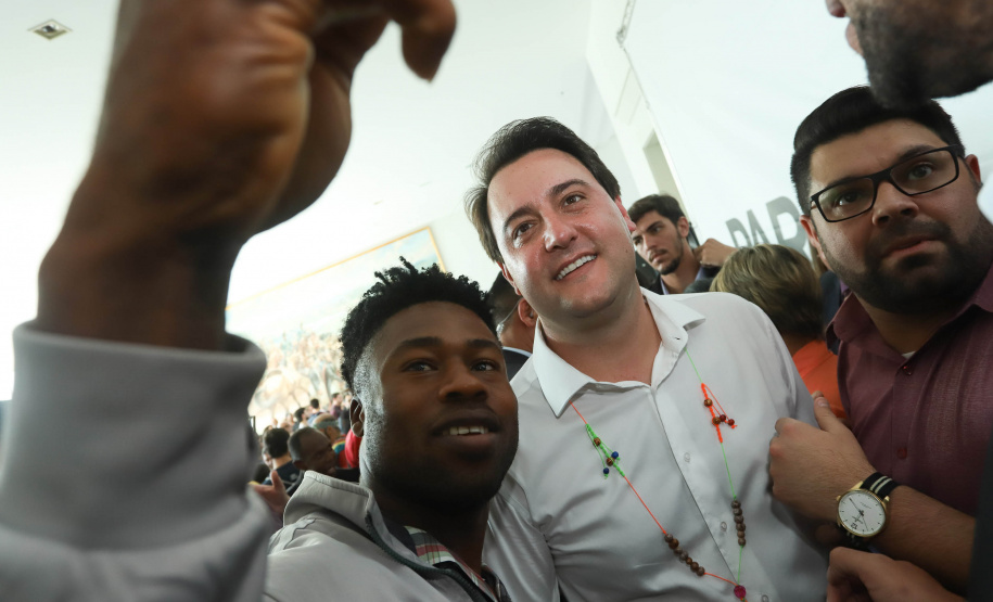 O governador Carlos Massa Ratinho Junior disse nesta quarta-feira (22), no lançamento oficial da Superintendência Geral de Diálogo e Interação Social (Sudis), que o Governo do Paraná está aberto ao diálogo e vai trabalhar diariamente para atender as demandas de todos os setores da sociedade, principalmente dos mais necessitados, em respeito ao compromisso com a construção de um Estado moderno e protetivo.Foto: Rodrigo Felix Leal/ANPr