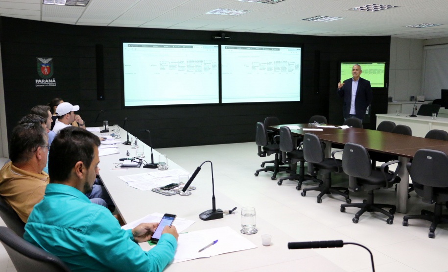 Representantes de municípios do Litoral do Paraná passaram a tarde desta quarta-feira (22) desenhando projetos para o segmento de pesca. Junto com técnicos da Secretaria do Planejamento e Projetos Estruturantes, eles trabalharam na elaboração de propostas que serão enviadas a Brasília e que poderão resultar em investimentos na área. Foto: Divulgação/SEPL