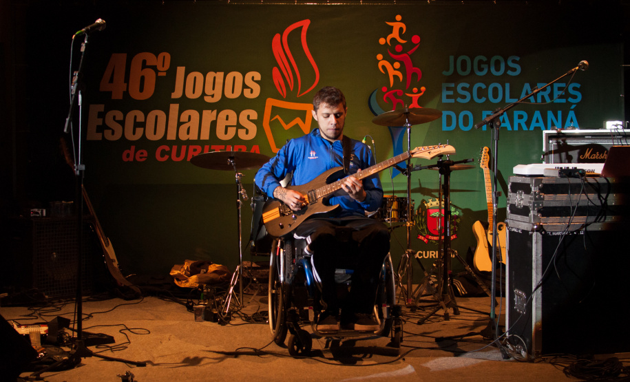 A capital recebeu os alunos-atletas que disputarão a fase regional dos 66º Jogos Escolares do Paraná (JEPS), realizados pelo Governo do Estado, e os 46º Jogos Escolares de Curitiba (em uma parceria com a Secretaria Municipal de Esporte, Lazer e Juventude - SMELJ) em uma inspiradora cerimônia de abertura nesta terça-feira (21). O evento foi no Centro de Esporte e Lazer Dirceu Graeser, na praça Oswaldo Cruz, palco de uma festa de ritmos, luzes, cores e vibração. Foto: Amanda Largas/SEED