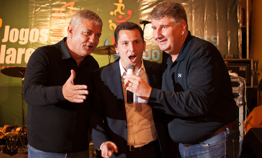 A capital recebeu os alunos-atletas que disputarão a fase regional dos 66º Jogos Escolares do Paraná (JEPS), realizados pelo Governo do Estado, e os 46º Jogos Escolares de Curitiba (em uma parceria com a Secretaria Municipal de Esporte, Lazer e Juventude - SMELJ) em uma inspiradora cerimônia de abertura nesta terça-feira (21). O evento foi no Centro de Esporte e Lazer Dirceu Graeser, na praça Oswaldo Cruz, palco de uma festa de ritmos, luzes, cores e vibração. Foto: Amanda Largas/SEED