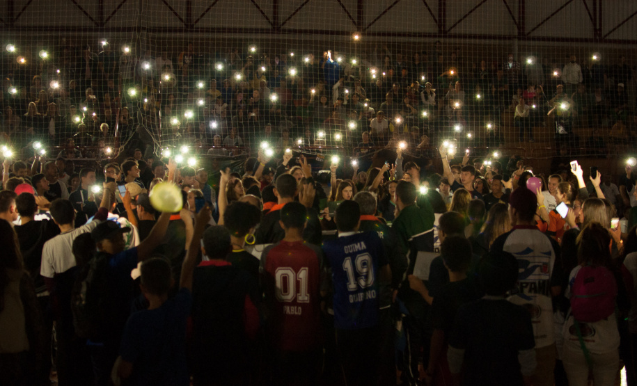 A capital recebeu os alunos-atletas que disputarão a fase regional dos 66º Jogos Escolares do Paraná (JEPS), realizados pelo Governo do Estado, e os 46º Jogos Escolares de Curitiba (em uma parceria com a Secretaria Municipal de Esporte, Lazer e Juventude - SMELJ) em uma inspiradora cerimônia de abertura nesta terça-feira (21). O evento foi no Centro de Esporte e Lazer Dirceu Graeser, na praça Oswaldo Cruz, palco de uma festa de ritmos, luzes, cores e vibração. Foto: Amanda Largas/SEED