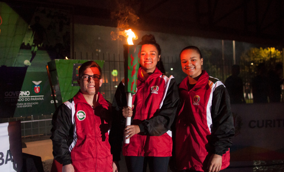 A capital recebeu os alunos-atletas que disputarão a fase regional dos 66º Jogos Escolares do Paraná (JEPS), realizados pelo Governo do Estado, e os 46º Jogos Escolares de Curitiba (em uma parceria com a Secretaria Municipal de Esporte, Lazer e Juventude - SMELJ) em uma inspiradora cerimônia de abertura nesta terça-feira (21). O evento foi no Centro de Esporte e Lazer Dirceu Graeser, na praça Oswaldo Cruz, palco de uma festa de ritmos, luzes, cores e vibração. Foto: Amanda Largas/SEED