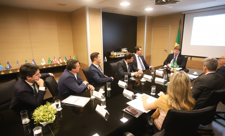 O governador Carlos Massa Ratinho Júnior e o secretário do Desenvolvimento Sustentável e do Turismo, Márcio Nunes, apresentaram ao ministro do Desenvolvimento Regional, Gustavo Canuto, o projeto executivo de microdrenagem, drenagem e engorda (aumento da faixa de areia) da orla de Matinhos. O encontro aconteceu nesta terça-feira (21), em Brasília.Foto: Rodrigo Felix Leal/ANPr