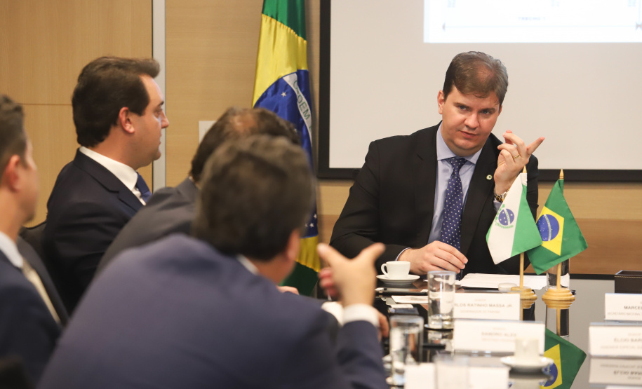 O governador Carlos Massa Ratinho Júnior e o secretário do Desenvolvimento Sustentável e do Turismo, Márcio Nunes, apresentaram ao ministro do Desenvolvimento Regional, Gustavo Canuto, o projeto executivo de microdrenagem, drenagem e engorda (aumento da faixa de areia) da orla de Matinhos. O encontro aconteceu nesta terça-feira (21), em Brasília.Foto: Rodrigo Felix Leal/ANPr