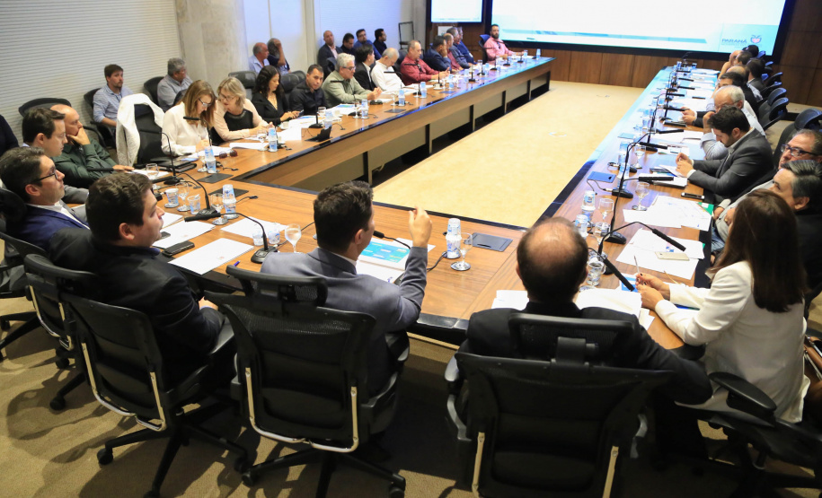 Chefes de 42 núcleos regionais do Governo do Estado das cidades de Londrina, Cornélio Procópio e Jacarezinho participaram nesta quarta-feira (22) de uma reunião com o governador Carlos Massa Ratinho Junior no Palácio Iguaçu, em Curitiba