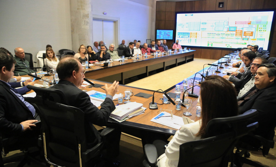 Chefes de 42 núcleos regionais do Governo do Estado das cidades de Londrina, Cornélio Procópio e Jacarezinho participaram nesta quarta-feira (22) de uma reunião com o governador Carlos Massa Ratinho Junior no Palácio Iguaçu, em Curitiba