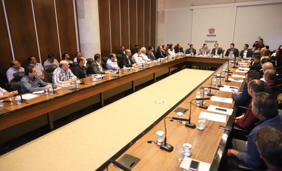 Chefes de 42 núcleos regionais do Governo do Estado das cidades de Londrina, Cornélio Procópio e Jacarezinho participaram nesta quarta-feira (22) de uma reunião com o governador Carlos Massa Ratinho Junior no Palácio Iguaçu, em Curitiba
