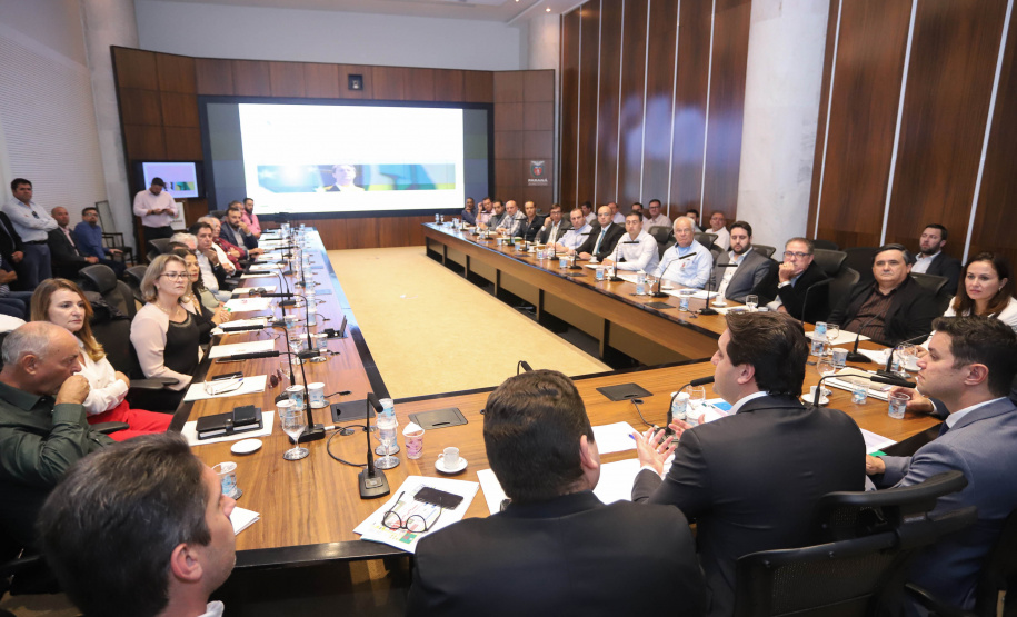 Chefes de 42 núcleos regionais do Governo do Estado das cidades de Londrina, Cornélio Procópio e Jacarezinho participaram nesta quarta-feira (22) de uma reunião com o governador Carlos Massa Ratinho Junior no Palácio Iguaçu, em Curitiba