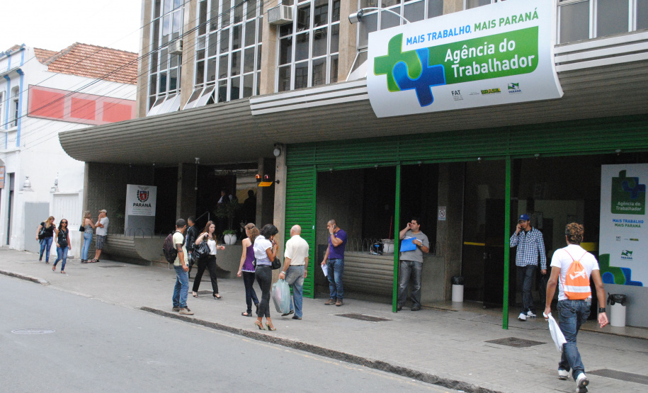 As Agências do Trabalhador do Paraná serão responsáveis por intermediar parte das vagas de emprego que devem ser abertas com a ampliação da fábrica da Klabin em Ortigueira, nos Campos Gerais. A previsão é que sejam criados até 11 mil postos de trabalho no pico da obra. As contratações serão, preferencialmente, de moradores da própria região.