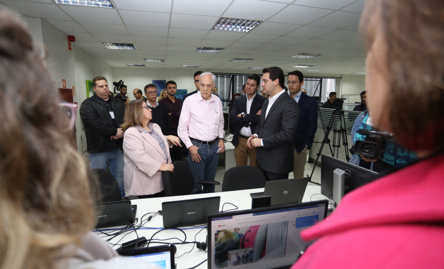 O governador Carlos Massa Ratinho Junior afirmou nesta quinta-feira (23), na Secretaria de Administração e da Previdência, que as licitações ao vivo, regulamentadas por decreto assinado em abril, garantem mais transparência ao cidadão e também aos órgãos de controle, como Ministério Público, Tribunal de Contas e Assembleia Legislativa